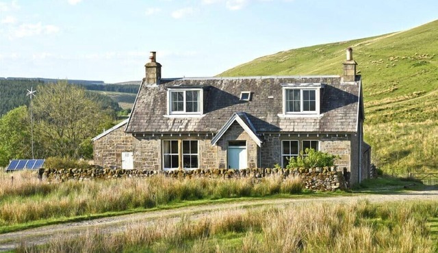 ROUGHLEY COTTAGE, pet friendly, with open fire in Newcastleton