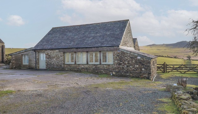 ROUGHTOR BARN, pet friendly, luxury holiday cottage in Camelford