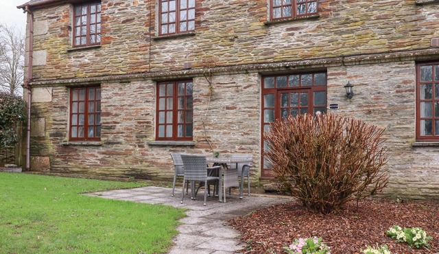 ROUGHTOR COTTAGE, family friendly, with pool in St Tudy