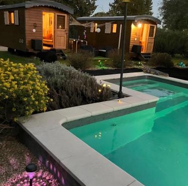 Roulotes de charme avec piscine chauffée et bain nordique à Uzès
