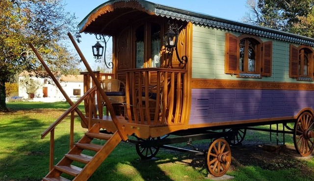 Roulotte 'Au Bois Chéri' – Shared Spa Pool, Breakfast Included