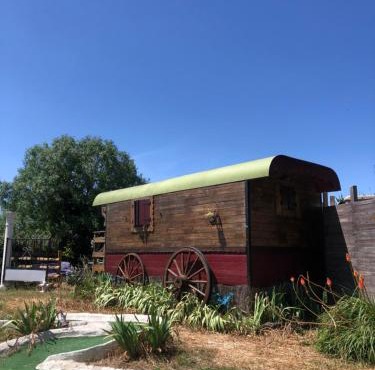 Roulotte au bord du canal du midi argeliers