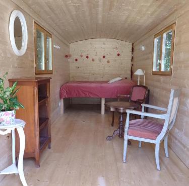 Roulotte au pied des volcans, cuisine et sdb de plein air