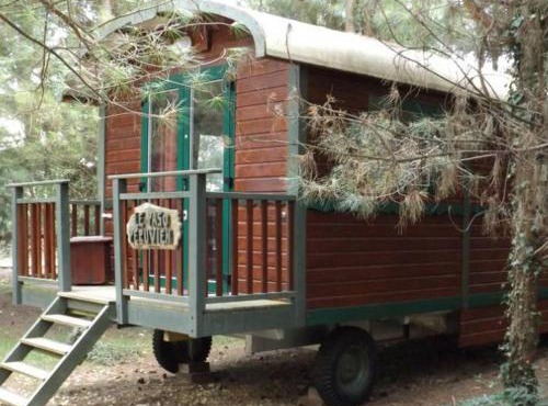 Roulotte confortable avec terrasse pour 4 personnes - API-1-52-1491