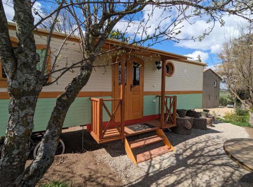 Roulotte cosy avec jacuzzi et spa, massages bien-être, nature et calme, près de Lyon - FR-1-582-477