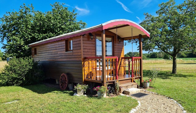 Roulotte Esmeralda: Unique stay in nature, air-conditioned, private parking, bike rental