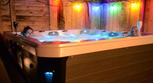 Roulotte Gîtes O bien-être massage Spa Séjour bien-être en hébergement insolite roulotte Karantez ou en gîtes Melon ou Yock à 800 m des plages