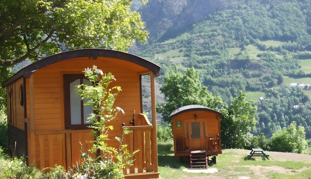 Roulotte Gentiane – Unique Retreat in the Heart of the Pyrenees