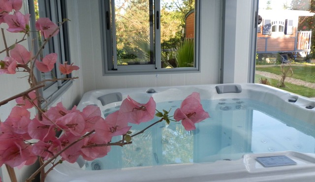 ROULOTTE GITE JACUZZI HEATED COVERED PRIVATE POOL AND SAUMUR DOUE