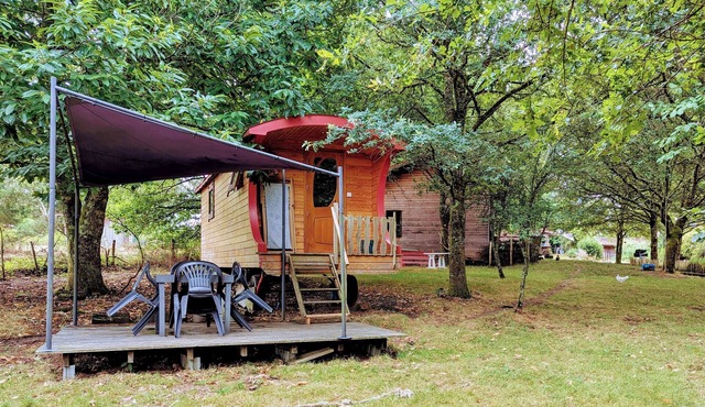 Roulotte in the heart of nature, on the shores of Lake St Pardoux.