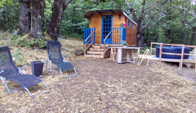Roulotte le Bleuet, in a natural setting close to hiking trails
