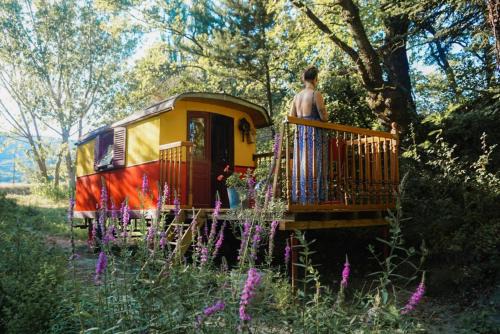 Roulotte Tzigane Bord du Ruisseau