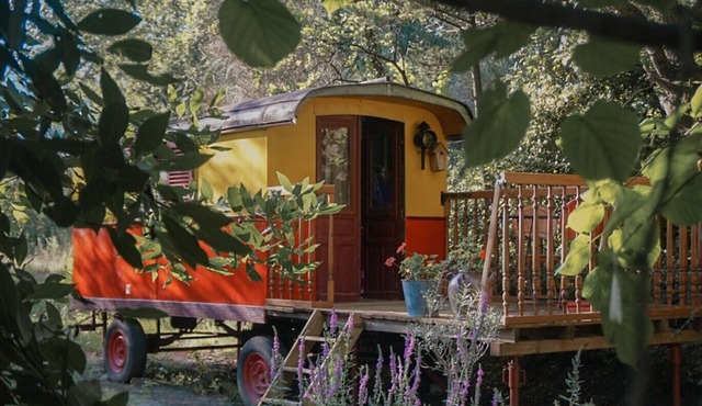 ROULOTTE TZIGANE DROME, AU BORD DU RUISSEAU Ideal for a quiet weekend break