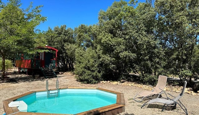 Roulotte with air conditioning and private pool in Tourtour