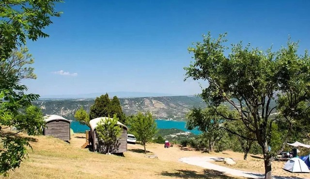 Roulotte with lake view - 20,40m² - 2 bedrooms (2 adults + 2 children) sleeps 4