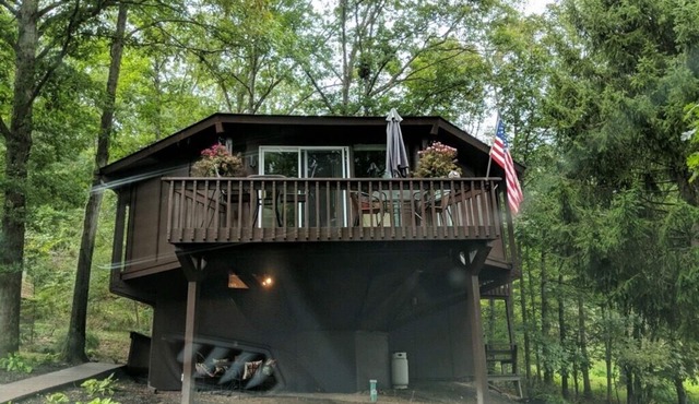 Round Cabin - 5 min to Bedford - Deck - Hike- Golf - Across Omni Bedford Springs