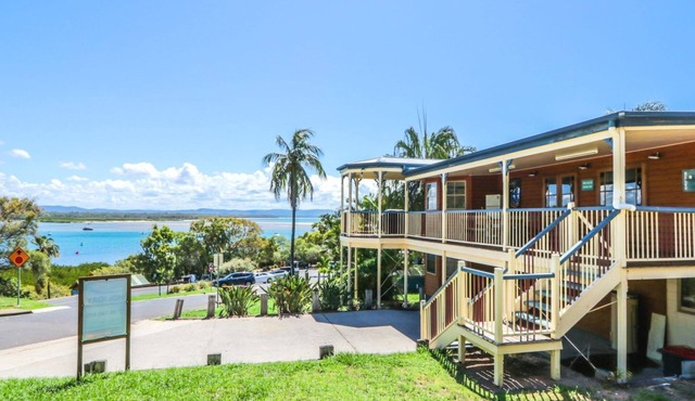 ROUND HILL HOUSE 1770 - waterfront views