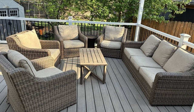Round Hill Retreat, fantastic 4-bedroom house in charming Overland Park