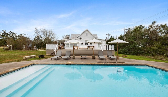 Round Top charm w/POOL and outdoor dining