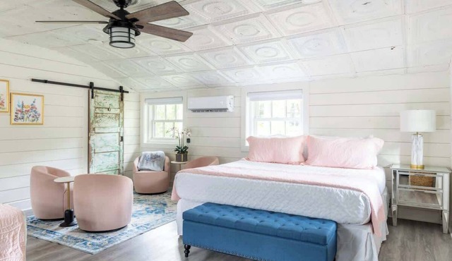 Round Top Cottage for 4 | IN TOWN | Walk to Shops