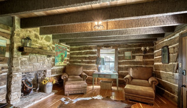 Round Top | Cozy & enchanting historical cabin!