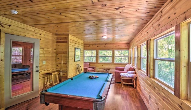 Roundabout Cabin! Pool Table! Close to Helen!