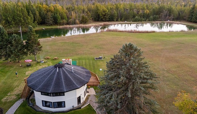 Roundhouse in the heart of all that the Boyne area offers.