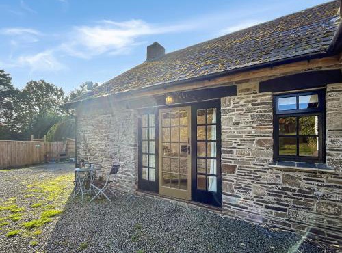 Roundhouse, Nr Barnstaple with outdoor seasonal pool, free wifi and on-site parking