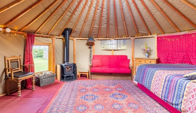 Roundhouse Yurt, stunning views, Totnes Dartmouth