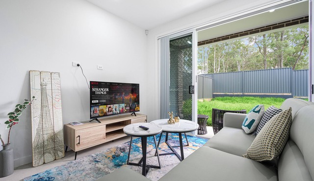 Rousehill 5Br with Pool near Shopping Centre&Train