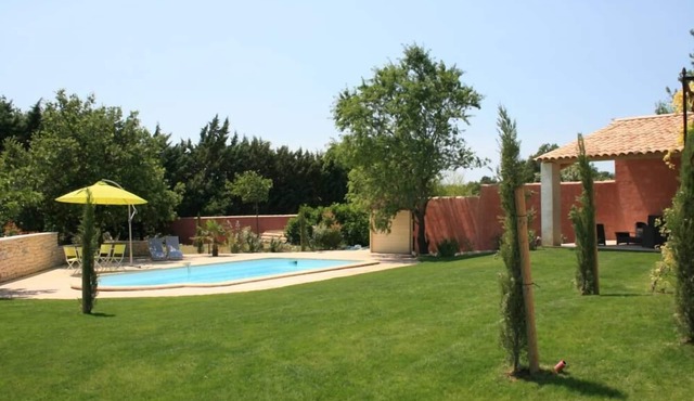 Roussillon:Large Provencal villa in a quiet location-Private pool