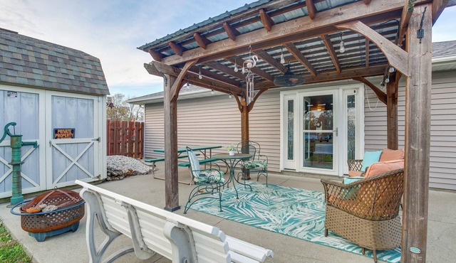 Route 66 Gem! Charming Litchfield Home w/Yard