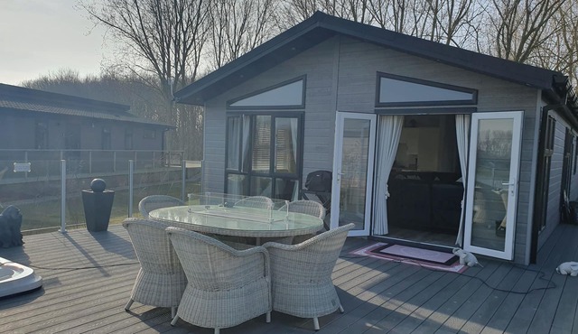 Routh 2-Bed Luxury Lodge, Hot Tub & Lake View