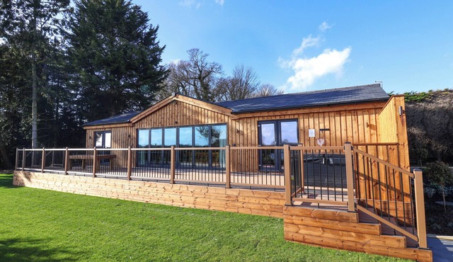 ROUTHORPE LODGE, family friendly, with hot tub in Great Driffield