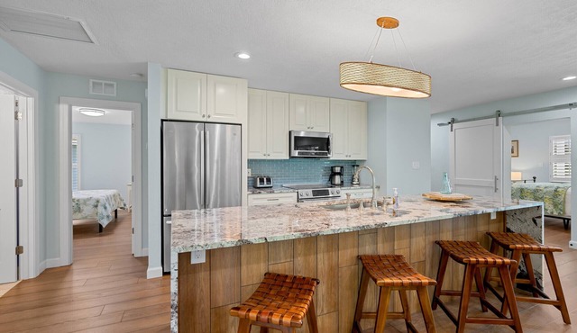 Rovigo Vacation Rental: Spacious Retreat with Panoramic Lake Views in Kings Lake. 4-BR, 4-Bathroom Home with Private Pool, just 3.4 Miles from the Vibrant Fifth Avenue South and Naples Attractions