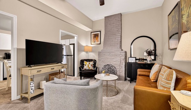 Row Home in Victorian District w/Parking + Pet-friendly by Lucky Savannah