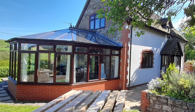 ROWAN COTTAGE, family friendly, with a garden in Gravels Bank