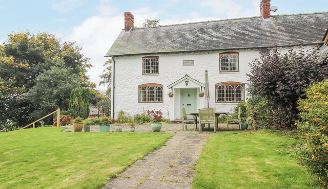 ROWAN COTTAGE, pet friendly, character holiday cottage in Wentnor