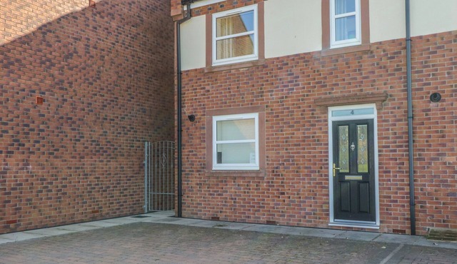 ROWAN COTTAGE, pet friendly, character holiday cottage in St Bees