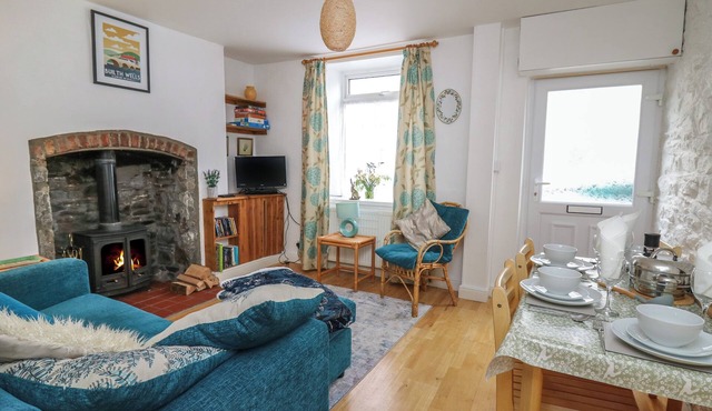 ROWAN COTTAGE, pet friendly, with open fire in Builth Wells