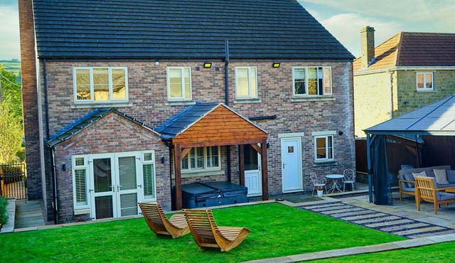 ROWAN HOUSE, pet friendly, with hot tub in Millhouse Green