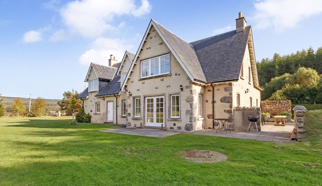 ROWAN HOUSE, pet friendly, luxury holiday cottage in Bonar Bridge