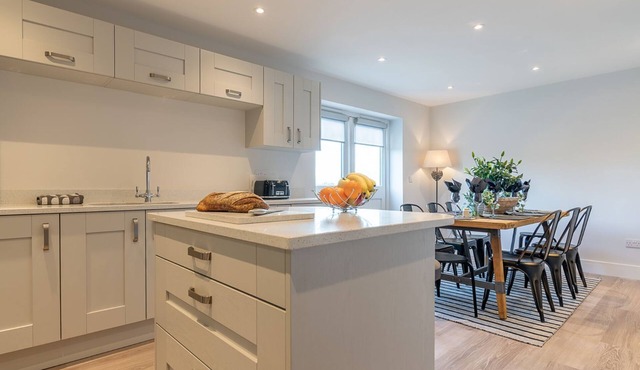 Rowan House - sleeps 8 guests in 4 bedrooms