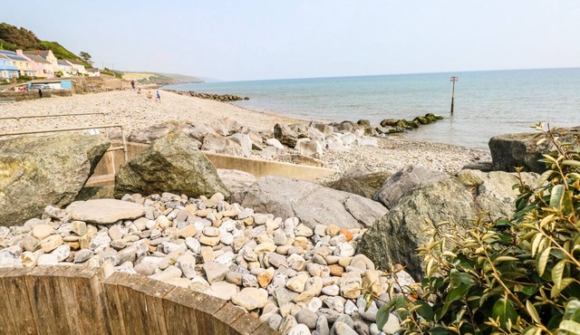 ROWAN LODGE, family friendly, with a garden in Amroth