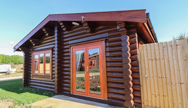 ROWAN LODGE, family friendly, with pool in Greetham, Rutland