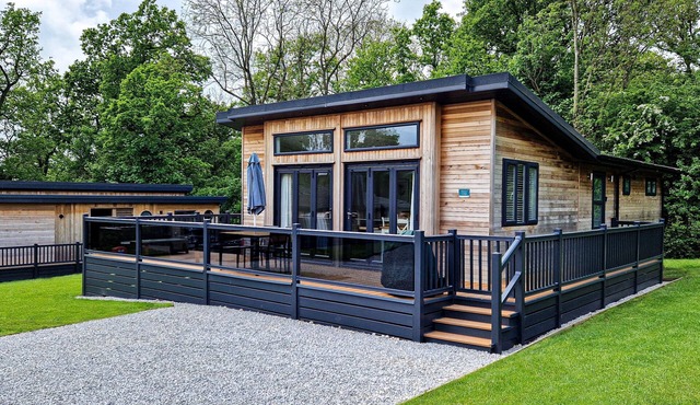 Rowan Lodge | sleeps 4 - Hot Tub, Dog Friendly - 5* Gold Award