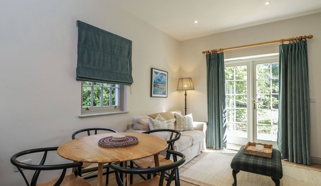 ROWAN, pet friendly, with pool in Kintbury