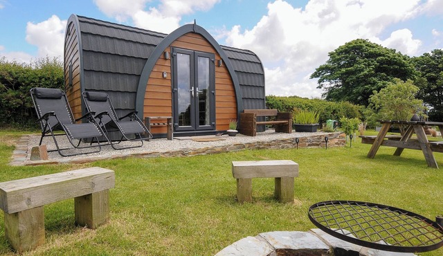 ROWAN, romantic, character holiday cottage, with a garden in Altarnun