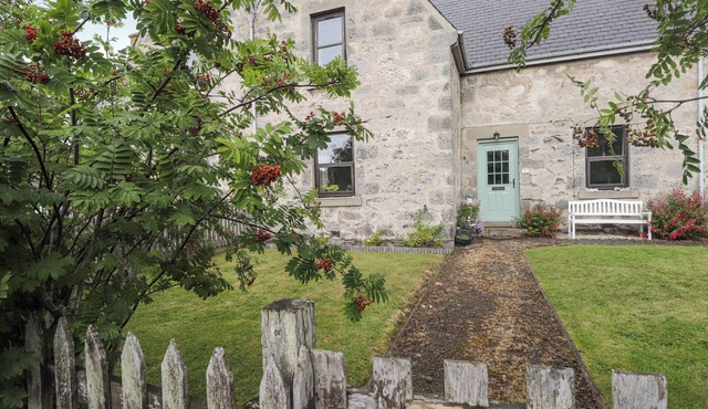 ROWAN TREE HOUSE, pet friendly, with open fire in Brora, Sutherland