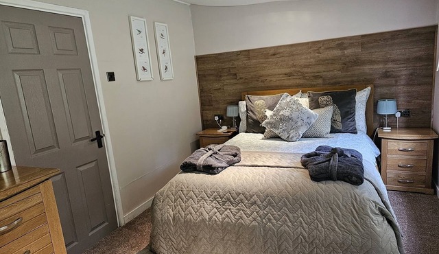 Rowan Tree Lodge with Hot Tub, a beautiful Woodland Retreat in Shropshire